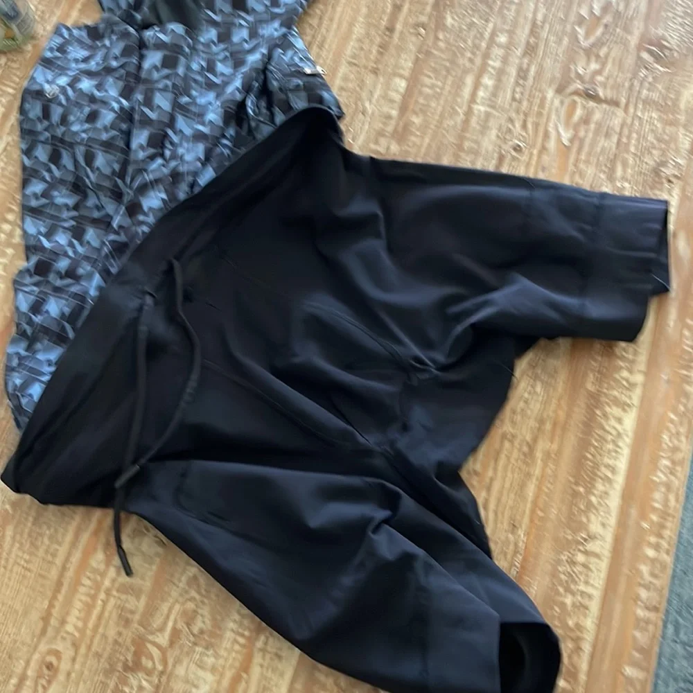 Mens Lululemon shorts with liner.  Barely worn. - Picture 3 of 5